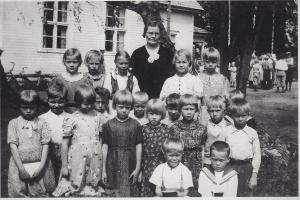 Alakoulun opettaja Lydia Valtonen luokkansa kanssa keväällä 1939. (Helli Mäkinen)