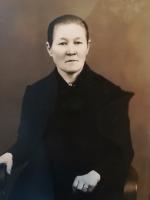 Matti ja Helena Sillanpää (1875-1952) viljelivät Rajalan tilaa, jonka edellinen omistaja oli ollut Anton Mikonpoika Nakari. Kuvassa Helena Sillanpää 1925 (Vuokko Keskinen)