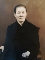 Matti ja Helena Sillanpää (1875-1952) viljelivät Rajalan tilaa, jonka edellinen omistaja oli ollut Anton Mikonpoika Nakari. Kuvassa Helena Sillanpää 1925 (Vuokko Keskinen)