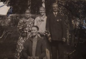 Helenan jäätyä leskeksi hän hoiti tilaa lastensa Arvo Armas (s 1912) ja Ilma Inkeri (s. 1914) kanssa. (Vuokko Keskinen)