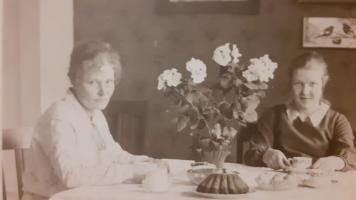 Pöydän takana Ilma Sillanpää; olisikohan rippikuva vuodelta 1929? Vasemmalla olevaa henkilöä ei ole tunnistettu. (Vuokko Keskinen)