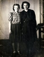 Vanhakylän Vesirannan tilaa pitivät 1912 alkaen Taneli ja Anna Hallikainen. Tanelin kuoltua tila jäi Annan hoidettavaksi. Kuvassa oik Annan ja Tanelin tytär Anna-Liisa Hallikainen ja hänen vierellään Marjatta Helstelä naapurikylästä Tervajärveltä (tr46) 1943. (Valto Pusenius)