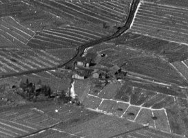 Anttilan talo Vahvialan Vanhakylässä. Ilmakuva 1.3.1930 (SA-kuva)