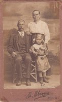 Antti Taavetinpoika Myllynen (s. 1884) ja Helena os. Käki (s. 1890) muuttivat Löytömäeltä v 1922 Vanhakylään ja hankkivat Mäkelän tilan itselleen. Kuvassa myös perheen tytär Ester (s. 1916) 4 vuotiaana. Valokuvaamo S. Stromer Viipuri 1920 (Jouko Ampuja)