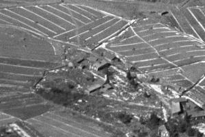 Seppälän talo sijaitsi Vanhakylän Tattarmäellä kansakoulun pohjoispuolella muutaman sadan metrin päässä olevalla mäellä, jota kutsuttiin Seppälänmäeksi. Seppälän pihan läpi kulki tie kylän koululta ja Löytömäeltä Ampujanmäelle.Kuva otettu kaakosta luoteen suuntaan. Ilmakuva 1930 (SA-kuva)