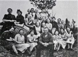 Vanhankylän marttojen kudontakurssi koolla Päkillä, takarivissä kuvan keskellä (2. oikealta) talon emäntä Impi Päkki ja edessä isäntä Urho Päkki. Samana vuonna kudontakursseja pidettiin myös Niemelässä Matti Metson talossa. Seppälä 1938 (Jorma Päkki)