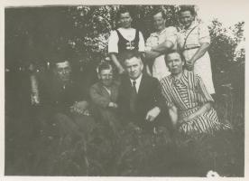 Matin ja Hildan perheen evakkotie meni Turun seudulle. Kuvassa edessä Matti ja Hilda. Takana vas tton, Lauri ja sisko Kaino Annikki sekä kaksi tuntematonta naista. Turku Oriniemen koulu 22.6.1940 (Sirkku Lehto)