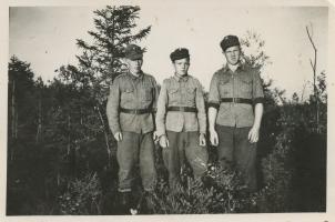 Lauri aloitti asepalveluksensa syyskuussa 1941 Jalkaväenkoulutuskeskus 1:n II pataljoonan 7. komppaniassa Hyrylässä. Alokasajan jälkeen Lauri toimi ajomiehenä JR 7:ssä, Järjestelykeskus 1:ssä, 2. Kuormastokomppaniassa sekä Maaselän Ryhmässä. (Sirkku Lehto)