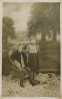Erkki (vas) ja Sinikka Mitikka, valokuvaamossa Viipurissa, n v 1938 (Erkki Mitikka)