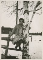 Sinikka Mitikka nousi säröaidan päälle ja nojaa koivuun. (Erkki Mitikka)