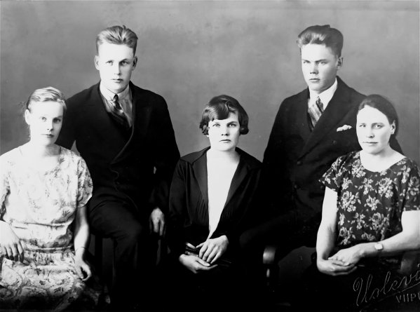 Isoäitini Eva Iivonen (keskellä) sisaruksineen. Kuvasta puuttuu vanhin veli, joka pakeni Neuvostoliittoon 1918. Isoäitini Eva Iivonen (keskellä) sisaruksineen. Kuvasta puuttuu vanhin veli, joka pakeni Neuvostoliittoon 1918.