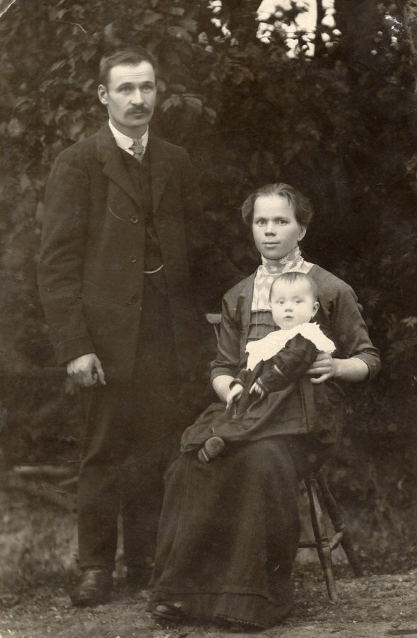 August, Aleksandra ja Helvi.