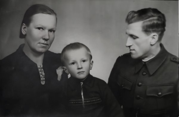 Vanhempani ja Pentti-veli Haapalahdessa (1937).