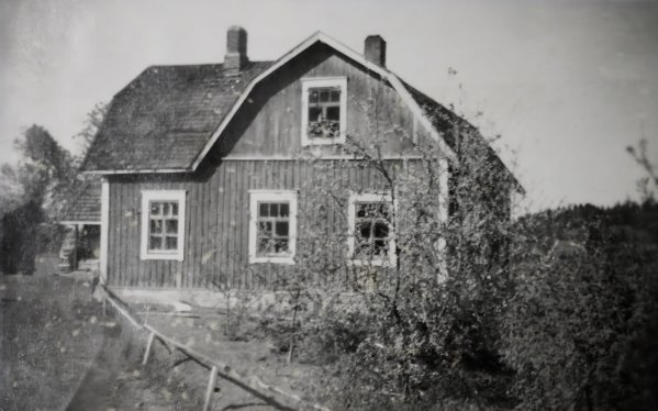 Vanhempieni ostama koti Hiitolan Haapalahdessa (1937).
