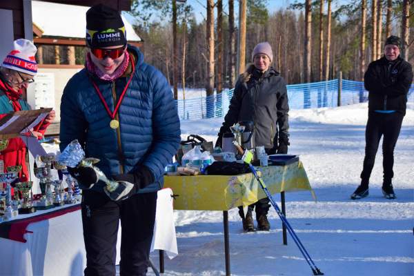 Eetu Vesanen pokkaa voittopokaalin. Kuva Tuula Lamberg.