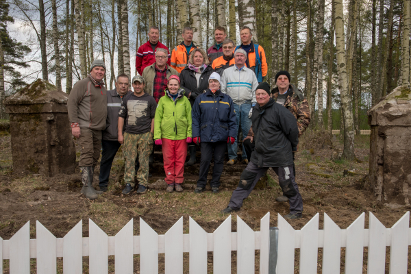 Sakkola-Säätiön talkooporukka Sakkolan muistopuistossa