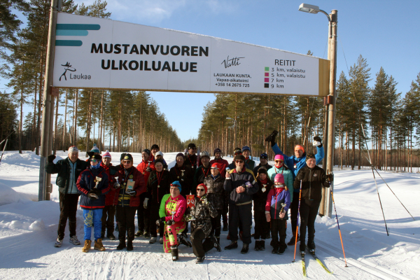 Kilpailijat yhteiskuvassa. Kuva Raimo Hannukainen.