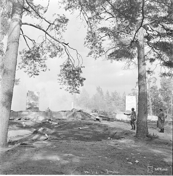 Luukku 1: Antrean kirkon savuavat rauniot ja portti 16.8.1941. SA-Kuva.