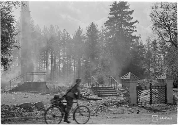 Savuavat Sakkolan kirkon rauniot, 1.8.1941, SA-kuva.