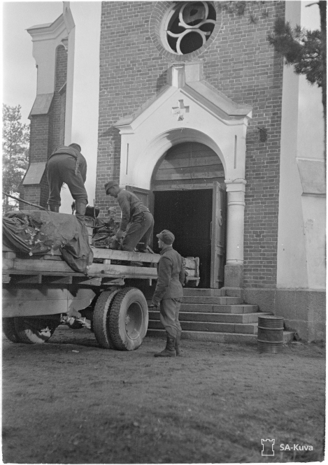 Kenttäpostikonttori ja elintarviketäydennuspaikka Heinjoen kirkossa 29.8.1941. SA-Kuva.