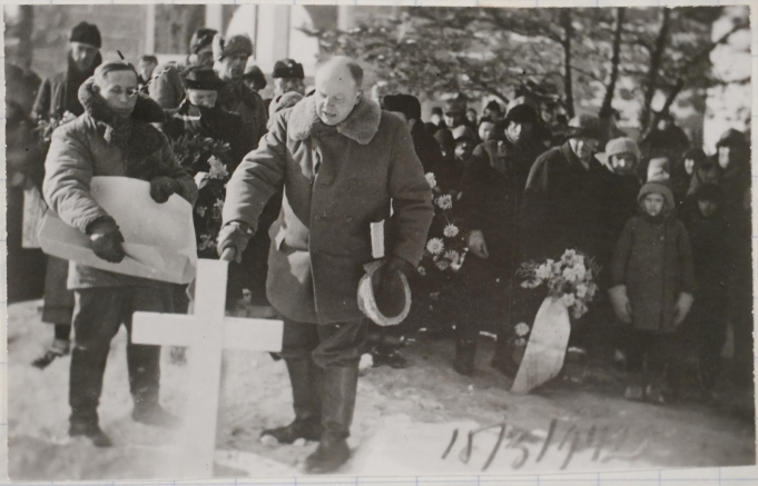 Kuolemajärven kirkkomaahan siunattiin yhdeksän sankarihautaa 15.3.1942. Kirjan kuvitusta.