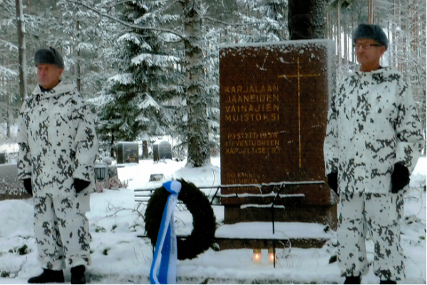 Kunniavartiossa  Elmeri Taivainen (vas.) ja Arvo Leminen.