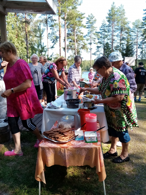 Äänekosken Karjala-Seuran kesäriihi.