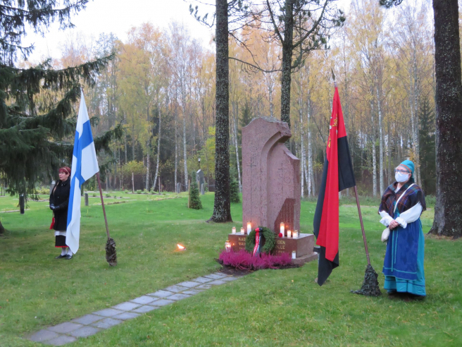 Kuva seuran 80-vuotispäivänä 13.8.20, käynti Karjalaan jääneiden vainajien muistomerkillä. Vasemmalla seuran sihteeri Raija Rapo ja oikealla seuran varapj. Anja Paksu. Kuva Seppo Rapo.