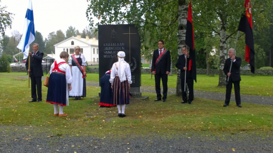 Joroisten Karjalaseura laskemassa seppelettä Karjalaan jääneiden vainajien muistomerkille.