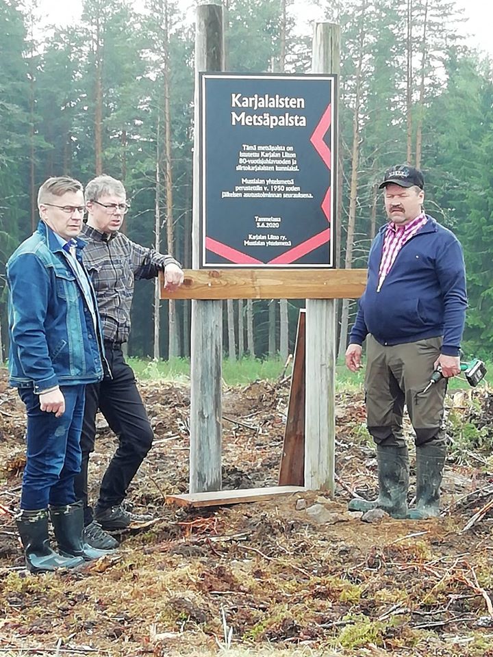 Pertti Hakanen, Mustialan yhteismetsän toiminnanjohtaja Juha Simola ja Mustialan yhteismetsän puheenjohtaja Pekka Ahokas muistuttavat metsän kertovan karjalaisuuden jatkumisesta sukupolvien ketjussa.