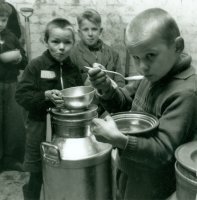 3. Pienet pojat syömässä. Evakkoja Kotkassa marraskuussa 1939, 1.11.1939 (tuntematon valokuvaaja, SA-kuva)