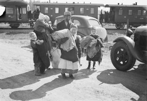 7. Suojärven Hyrsylän mutkan asukkaat palaamassa sotavankeudesta karanteenileiriin Helsingin maalaiskunnan Viikkiin, 27.5.1940 (valokuvaaja Pietinen, Historian kuvakokoelma, Pietisen kokoelma, Museovirasto)