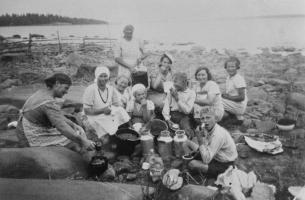 3. Mustikanpoimintaretkeläiset ruokatauolla vuonna 1941 Liperissä, kuvassa Lappalaisen siskoksia ja siirtoväkeä (Kansatieteen kuvakokoelma, Museovirasto)
