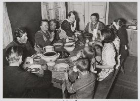5. Karjalaisäitejä ja lapsia ruokailemassa Huittisten siirtoväen yhteismajoitustiloissa, 1940 (Historian kuvakokoelma, Museovirasto)