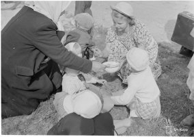 1. Koko siirtolaisperhe yhteisen ruokakupin ympärillä, Vilppula 22.6.1941 (SA-kuva)