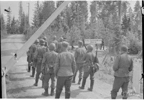 3. Raja ylitetään Virolahden Värrin kohdalla. Virolahti, Koskelankylän ja Himaniemen välinen maasto, 29.6.1941 (SA-kuva)