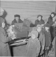 1. Siirtoväkeä eväineen Valkjärven asemalla odottamassa kyytiä kotiinsa, 19.12.1941 (Luutnantti R.Ruponen, valokuvaaja, SA-kuva)
