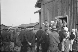 3. Lumivaaran ensimmäinen siirtoväki Ihalassa, 28.8.1941 (Pastori Matti Tuovinen, valokuvaaja, SA-kuva)