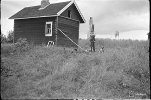 1. Suomalaiset sotilaat korjaavat vapaahetkinään hävityksen jälkiä. Sauna jo (asuttavassa) kunnossa. Ägläjärvi, 10.8.1941 (SA-kuva)