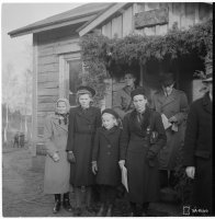 3. Asevelitalon saajat talonsa edustalla, Muolaa 16.10.1942 (SA-kuva)