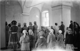 3. Ensimmäinen jumalanpalvelus Salmin kreikkalaiskatolisessa kirkossa. Seurakuntaa jumalanpalveluksen aikana,17.8.1941 (SA-kuva)