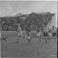 5. Jalkapallo-ottelu Helsinki - Viipuri: Pelaajat saapuvat kentälle, 5.7.1942 (SA-kuva)