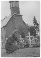 2. Evakoksi lähtevä karjalaisneito jättää heleimmässä kukinnassaan olevan verenpisaran kotikylän sankaripojan haudalle, 25.6.1944 (Tauno Norjavirta, valokuvaaja, SA-kuva)