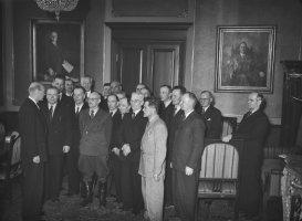 6. Kylmien tilojen saajien lähetystö tapaamassa pääministeriö Urho Kekkosta ja sisäministeri J.V. Sukselaista, 1950 (Pekka Kyytisen kokoelma, Kansatieteen kuvakokoelma, Museovirasto)