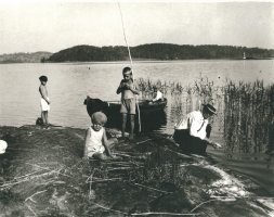 Kuva 4: Sunnuntaikalastajia Laatokan saaristossa