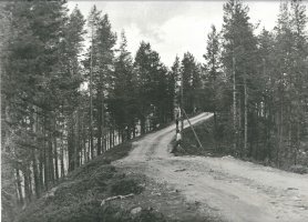 Kuva 2: Tie Tolvajärven harjulta (kuvaaja Antti Teräntö)